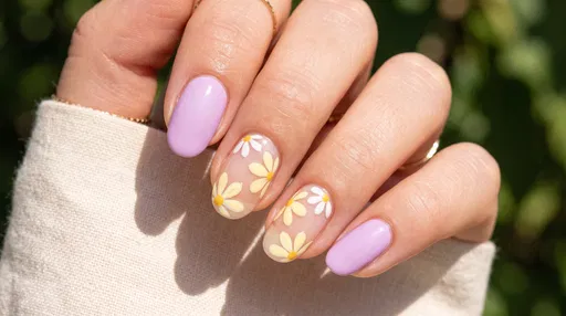 Pastel Lilac and Daisy Nail Art
